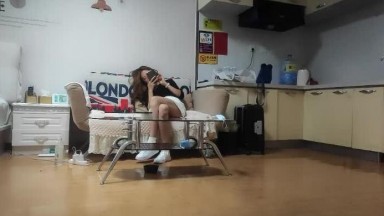 Mr. Zhang's real long-legged goddess, he's just starting to get cold, and he's in bed teaching funny and funny all sorts