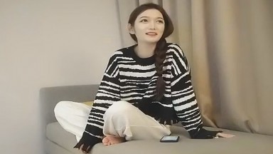 Duck Bro, Duck Boss, Top Quality White Suit, Looks Like Yang Mi, Pure and Cute, Tender Body Ravaged by Big Dick, First Time, Selfie