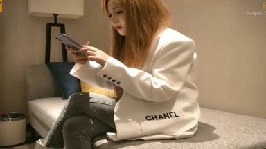 Mr. Huang with a sexy girl in white, giving oral sex, riding on top, self-propelled vigorous fucking, first-timer, selfie.