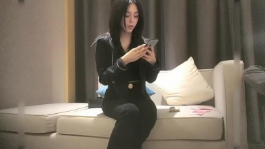 Mr. Shen and a sexy woman in a black dress having sex in a hotel, wearing sexy lingerie, black stockings, and high heels, violently tearing open, first time, selfie.