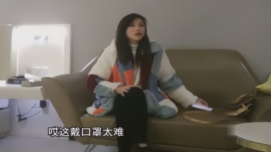 High-definition 4K: Amateur beauty, natural look, Chinese subtitles, seductive and alluring, filmed from the couch to the bed, first-time experience, selfie