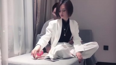 Short-haired, big-breasted beauty with a stunning face playing PUBG, having unprotected sex? Wenxuan nudes, amateur selfie.
