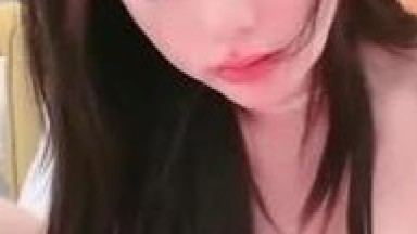 极品网红脸白虎小骚逼舔弄假鸡巴，一对大奶摇晃诱惑，这种美女在床上玩起来还不得爽死