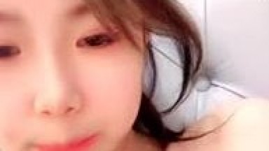 New streamer Little Yi's explicit live show with a sugar daddy, getting deep throated and her pussy groped, pinned down with her tits grabbed while being aggressively fucked, a large black dildo used on her
